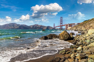 Golden Gate Köprüsü, San Francisco, Kaliforniya 'daki Marshall plajından görüldü.