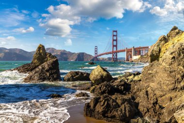 Golden Gate Köprüsü, San Francisco, Kaliforniya 'daki Marshall plajından görüldü.