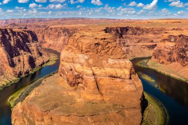 Güneşli bir günde Horseshoe Bend, Arizona, ABD