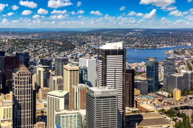 Seattle, ABD 'de güneşli bir günde Seattle iş bölgesinin panoramik hava manzarası