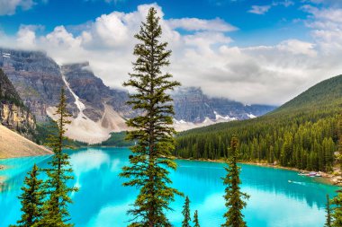 Moraine Gölü 'nün panoramik manzarası, Kanada Banff Ulusal Parkı