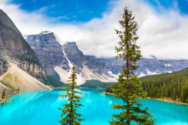 Moraine Gölü 'nün panoramik manzarası, Kanada Banff Ulusal Parkı