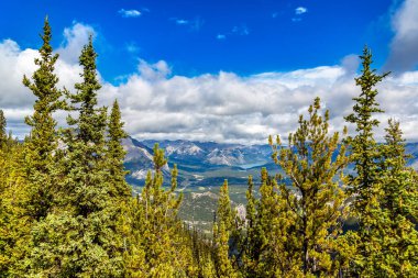 Banff Ulusal Parkı 'ndaki Bow Valley' in panoramik hava manzarası, Kanada Kayalıkları