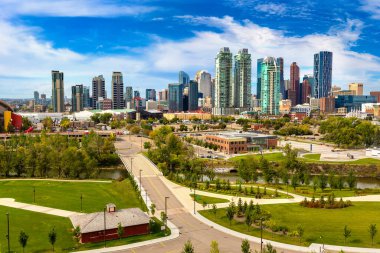 Calgary 'nin güneşli bir günde panoramik manzarası, Kanada