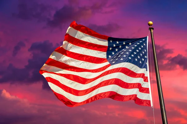 美国国旗在夕阳西下飘扬 — 图库照片