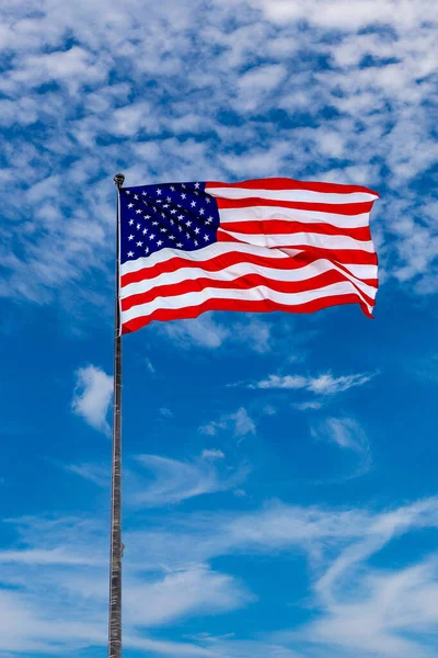 Bandeira Dos Eua Acenando Contra Céu Com Bela Nuvem — Fotografia de Stock