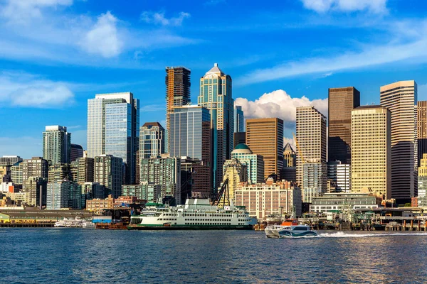 Elliott Körfezi 'ndeki Seattle manzarasının panoramik görüntüsü güneşli bir günde, Washington, ABD