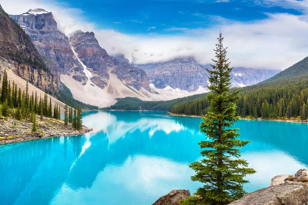 Moraine Gölü 'nün panoramik manzarası, Kanada Banff Ulusal Parkı