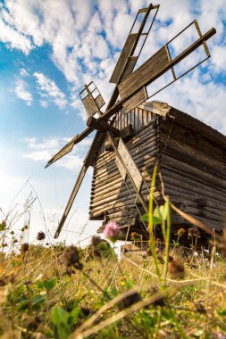 Geleneksel Ukrayna yel değirmeni bir güzel yaz günü, Kiev, Ukrayna Pirogovo, Ulusal Mimarlık Müzesi