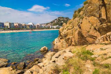 Turistler, İspanya 'nın güzel bir yaz gününde Costa Brava' nın Blanes plajında eğleniyorlar.