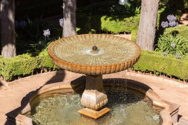 Güzel yaz gün, İspanya Granada'da Alhambra palace Mağribi sarayda bir çeşme