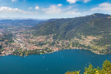 Güzel yaz günü içinde İtalya Como Gölü'nün panoramik havadan görünümü