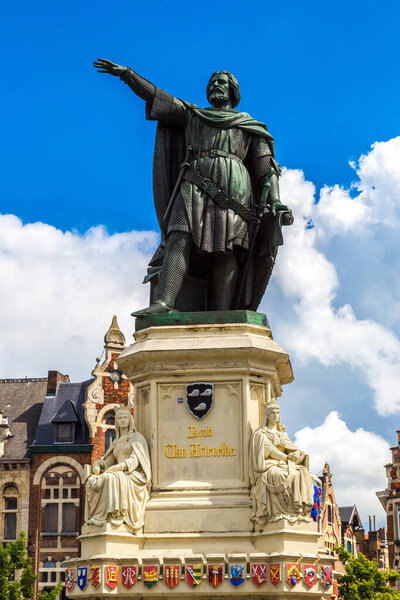 Статуя Якоба ван Артевельде в Генте в прекрасный летний день, Бельгия
