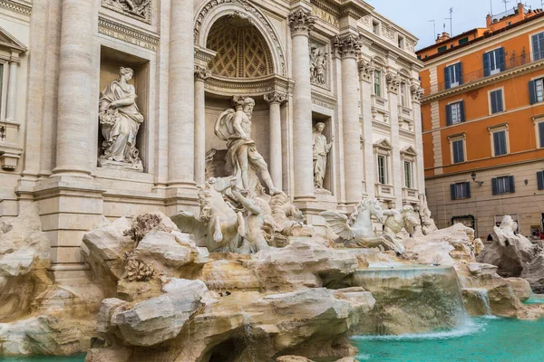 夏の日のローマ イタリアのディ トレヴィの泉します — ストック写真