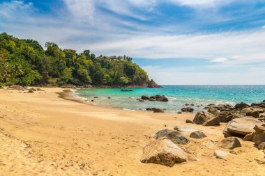 Güneşli bir günde Tayland, Phuket Adası 'nda muz plajı