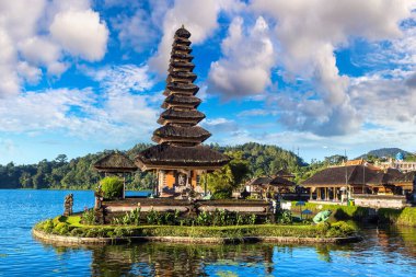 Endonezya, Bali 'de bir gölde Pura Ulun Danu Beratan Bedugul Tapınağı' nda gün doğumu