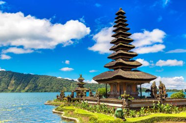 Pura Ulun Danu Beratan Bedugul Tapınağı Bali, Endonezya 'da bir gölde
