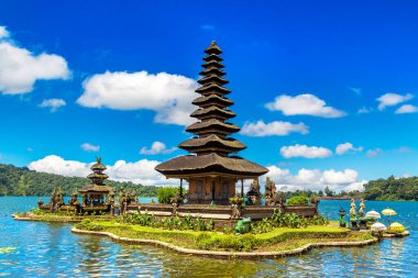 Pura Ulun Danu Beratan Bedugul Tapınağı Bali, Endonezya 'da bir gölde