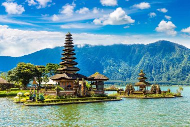 Pura Ulun Danu Beratan Bedugul Tapınağı Bali, Endonezya 'da bir gölde