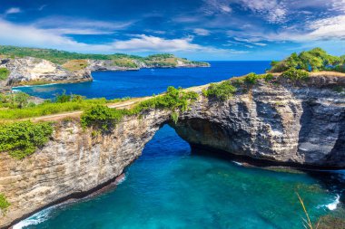 Endonezya, Bali 'deki Nusa Penida adasındaki Brocken Sahili' nde doğal kemer.