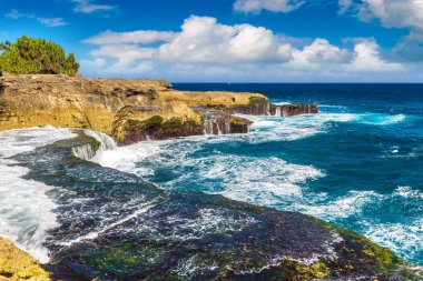 Güneşli bir günde Nusa Lembongan adasında Şeytanın Gözyaşı, Bali, Endonezya