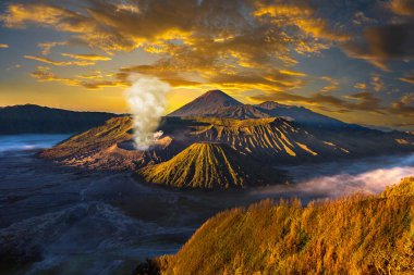 Endonezya 'daki Java Adası, Bromo volkanında gün doğumu. Panoramik hava görüntüsü