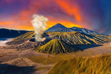 Endonezya 'daki Java Adası, Bromo volkanında gün doğumu. Panoramik hava görüntüsü