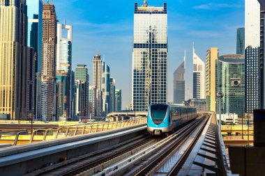 Dubai metro hattı Dubai 'de bir yaz günü, Birleşik Arap Emirlikleri