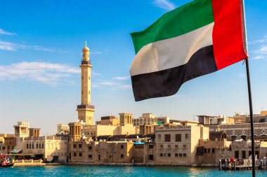 Birleşik Arap Emirlikleri bayrağının bayrağını Bay Creek 'e ve Dubai' deki Dubai Mescid Camii 'ne doğru çevirin.