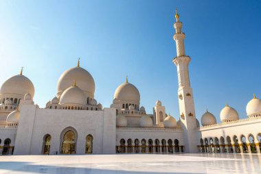 Bir yaz günü Abu Dabi 'deki Şeyh Zayed Büyük Camii, Birleşik Arap Emirlikleri