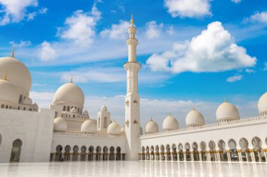 Bir yaz günü Abu Dabi 'deki Şeyh Zayed Büyük Camii, Birleşik Arap Emirlikleri