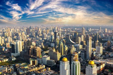 Bir yaz akşamında gün batımında Bangkok 'un hava manzarası