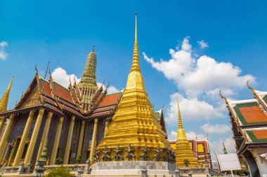 Büyük Saray ve Wat Phra Kaew (Zümrüt Buda Tapınağı) bir yaz günü Bangkok 'ta