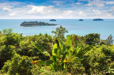 Güneşli bir günde Tayland 'ın Koh Chang adasının panoramik hava manzarası