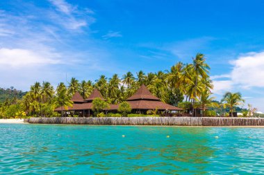 Koh Mook (Koh Muk) adasındaki tropik plaj, Tayland