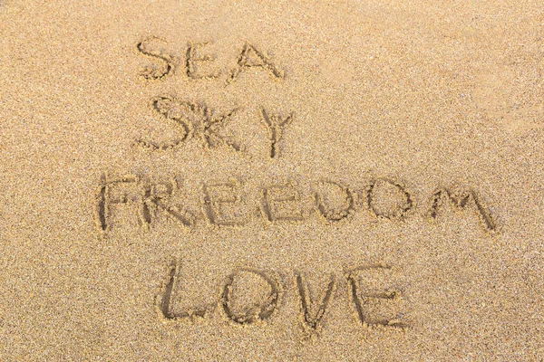 Slovo Moře Nebe Svoboda Láska Napsaná Písečné Pláži — Stock fotografie
