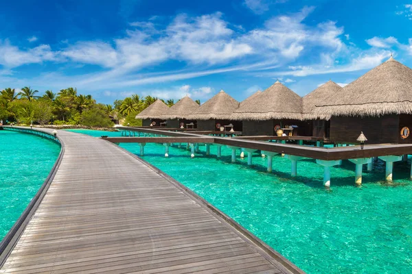Water Villas Bungalow Ponte Legno Sulla Spiaggia Tropicale Delle Maldive — Foto Stock