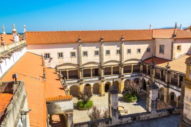 Merkezi kare iç Ortaçağ Templar kalede tomar bir güzel yaz günü, Portekiz