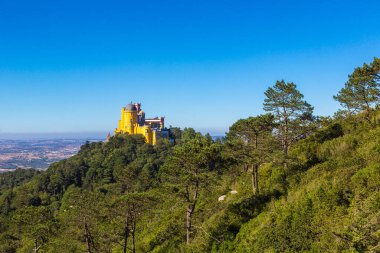 Pena Ulusal Sarayı Sintra'panoramik manzarasına güzel yaz gün, Portekiz