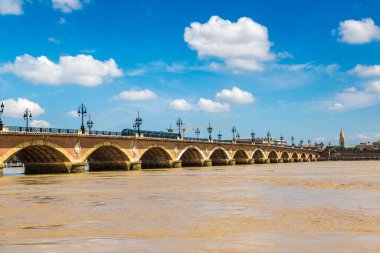 Pont de Pierre, Bordeaux 'da güzel bir yaz gününde eski bir taş köprü, Fransa
