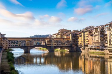 Güzel yaz günü Ponte Vecchio Köprüsü Floransa, İtalya