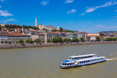 Güzel yaz günü içinde Macaristan Tuna Nehri ile Budapeşte görünüm