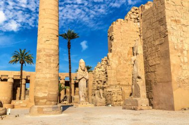 Karnak Tapınağı güneşli bir günde, Luxor, Mısır