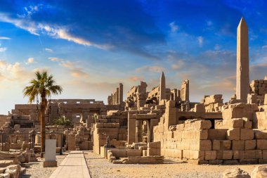 Karnak Tapınağı güneşli bir günde, Luxor, Mısır