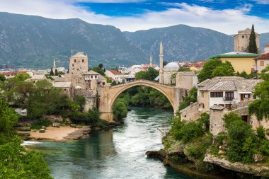 Mostar 'daki Eski Köprü güzel bir yaz gününde, Bosna-Hersek