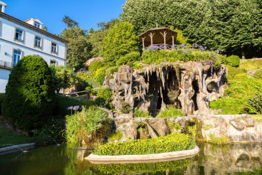 Güzel bir yaz gününde Portekiz 'de Braga' da Bom Jesus Manastırı 'nı yaptı.