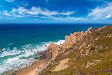 Cabo da Roca. Kayalıklarla ve kayalar bir güzel yaz günü, Portekiz Sintra'Atlantik Okyanusu kıyısında