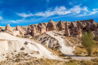 Volkanik kaya oluşumları Kapadokya, Türkiye'de güzel bir yaz günü manzara