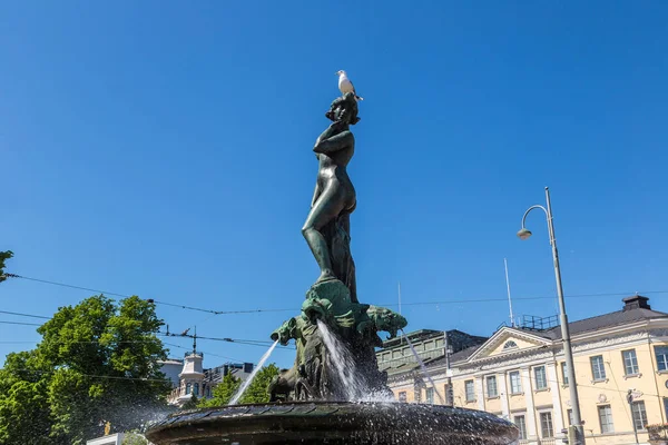 赫尔辛基 一个美丽的夏日 哈维丝阿曼达喷泉 — 图库照片