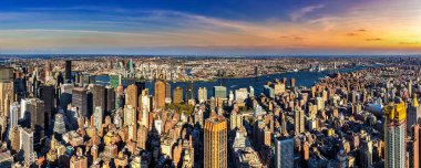 New York City, New York 'ta günbatımında Manhattan Panoraması, ABD